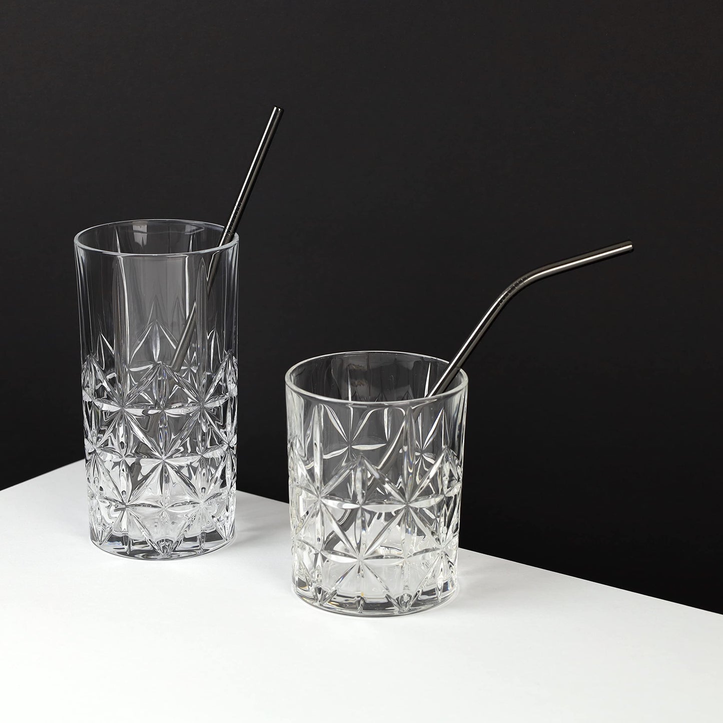 Two crystal glasses with schwarz stainless steel straws from The Bottle Opener Company. Eco-friendly and reusable.