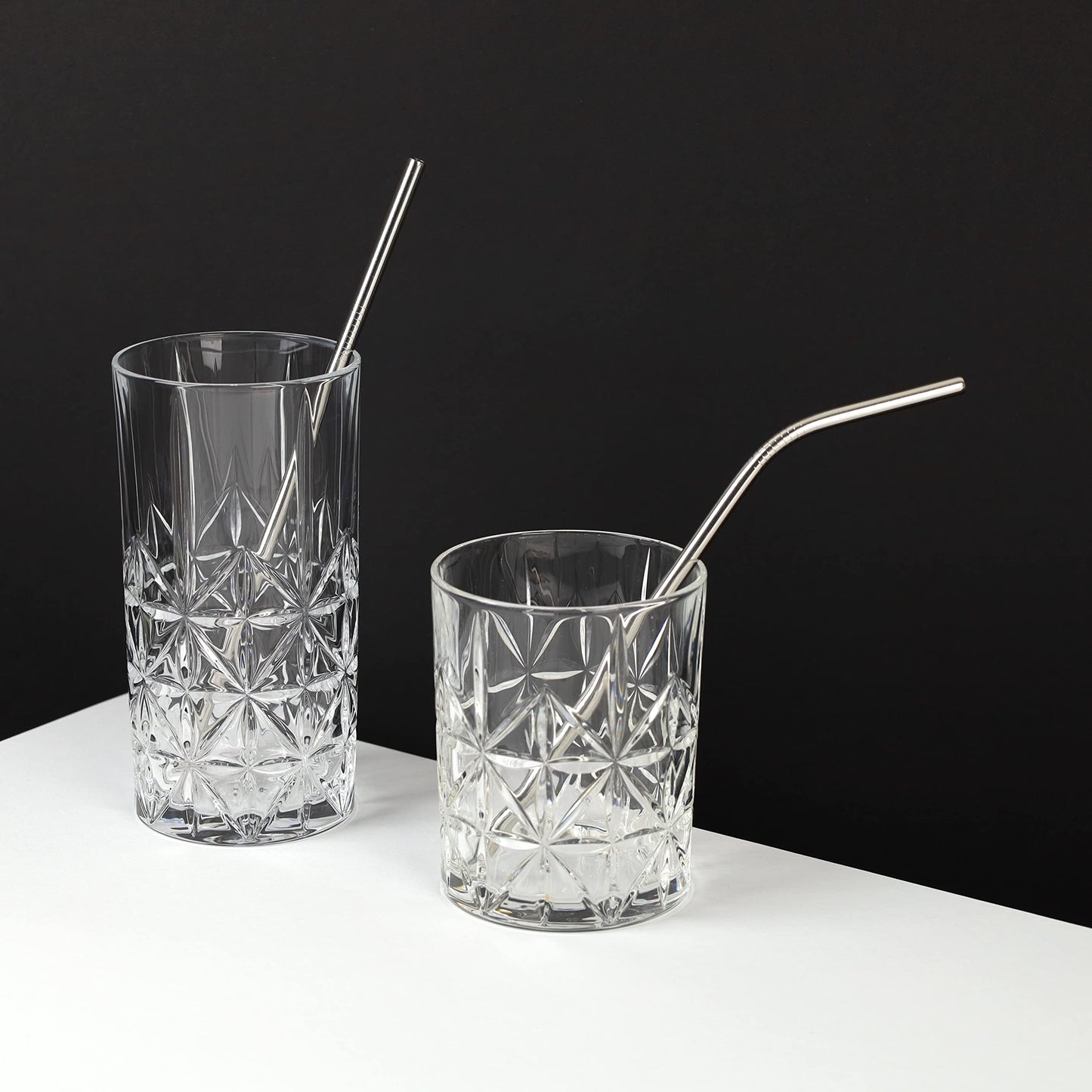Two crystal glasses with silber stainless steel straws from The Bottle Opener Company. Eco-friendly and reusable.
