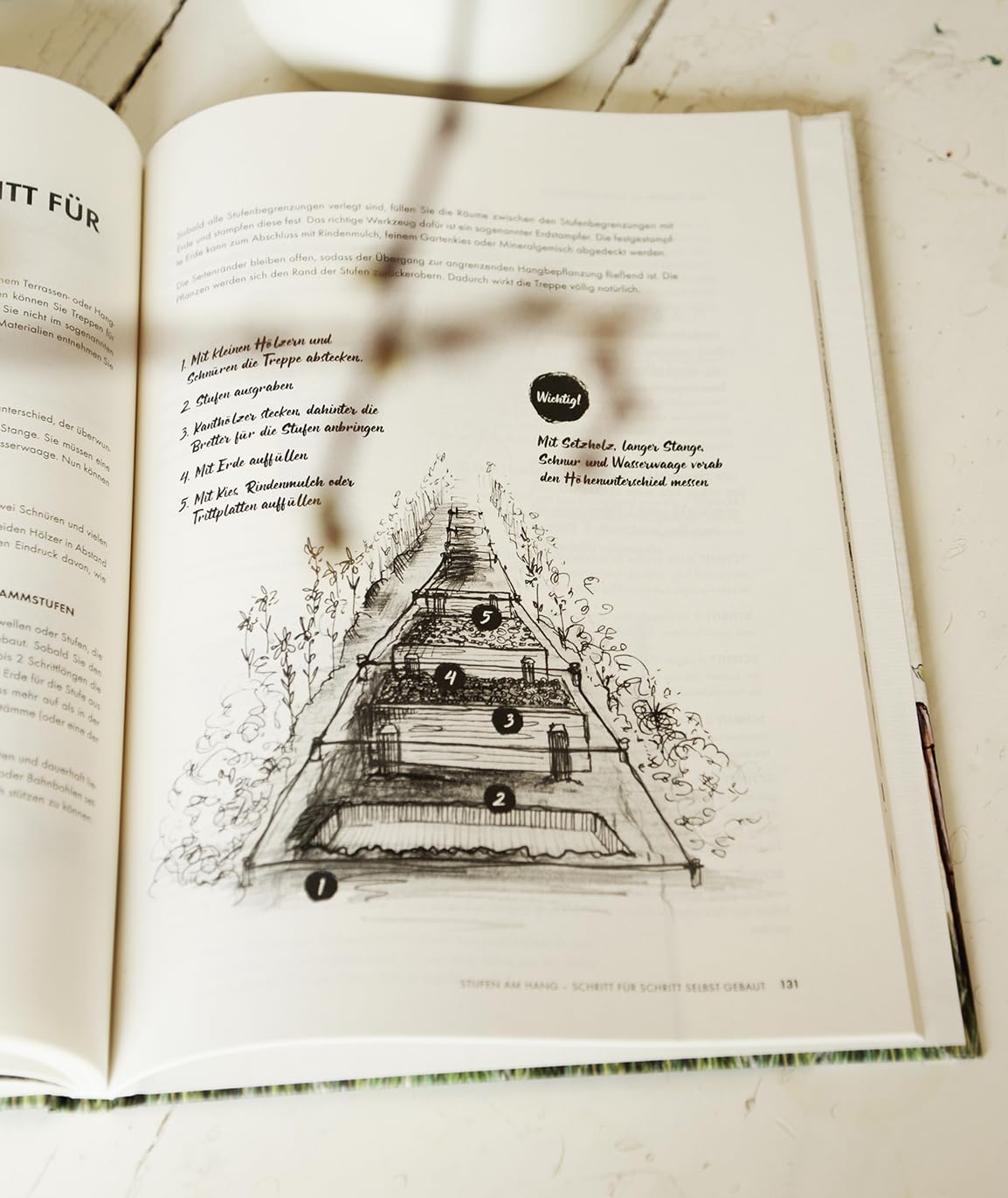 Open 'Der DIY Garten' with illustrations on a wooden surface