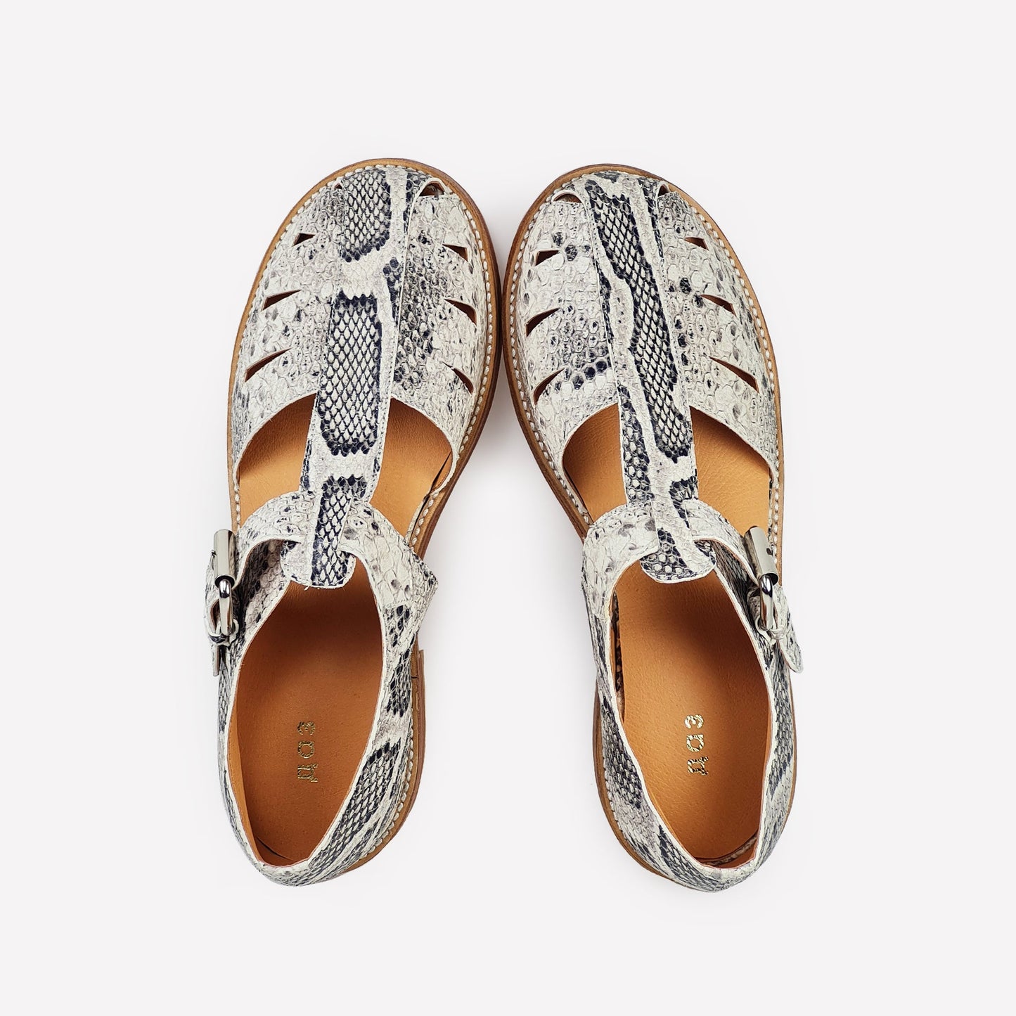 Handmade sandals with snake print, leather sole, side buckle and cut-outs. 100% leather. Seen from above