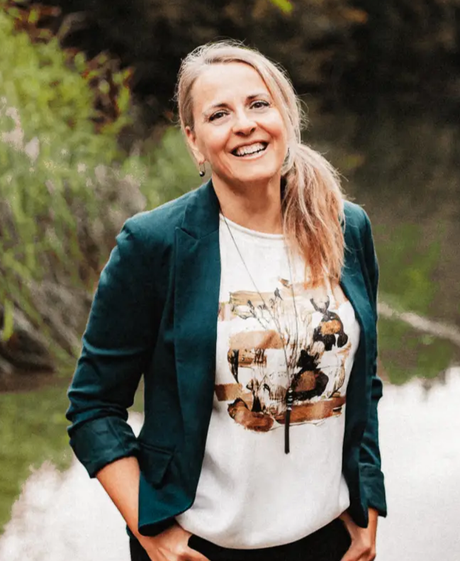 Lola Fernandez possing smiling in front of a lake
