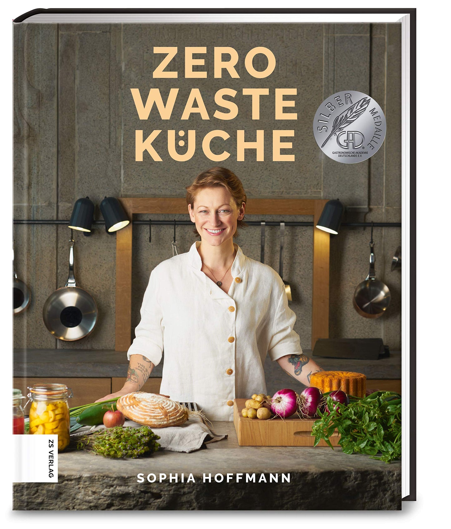 Cover of “Zero Waste Küche” by Sophia Hoffmann, featuring the author in a kitchen with fresh vegetables and pantry items.