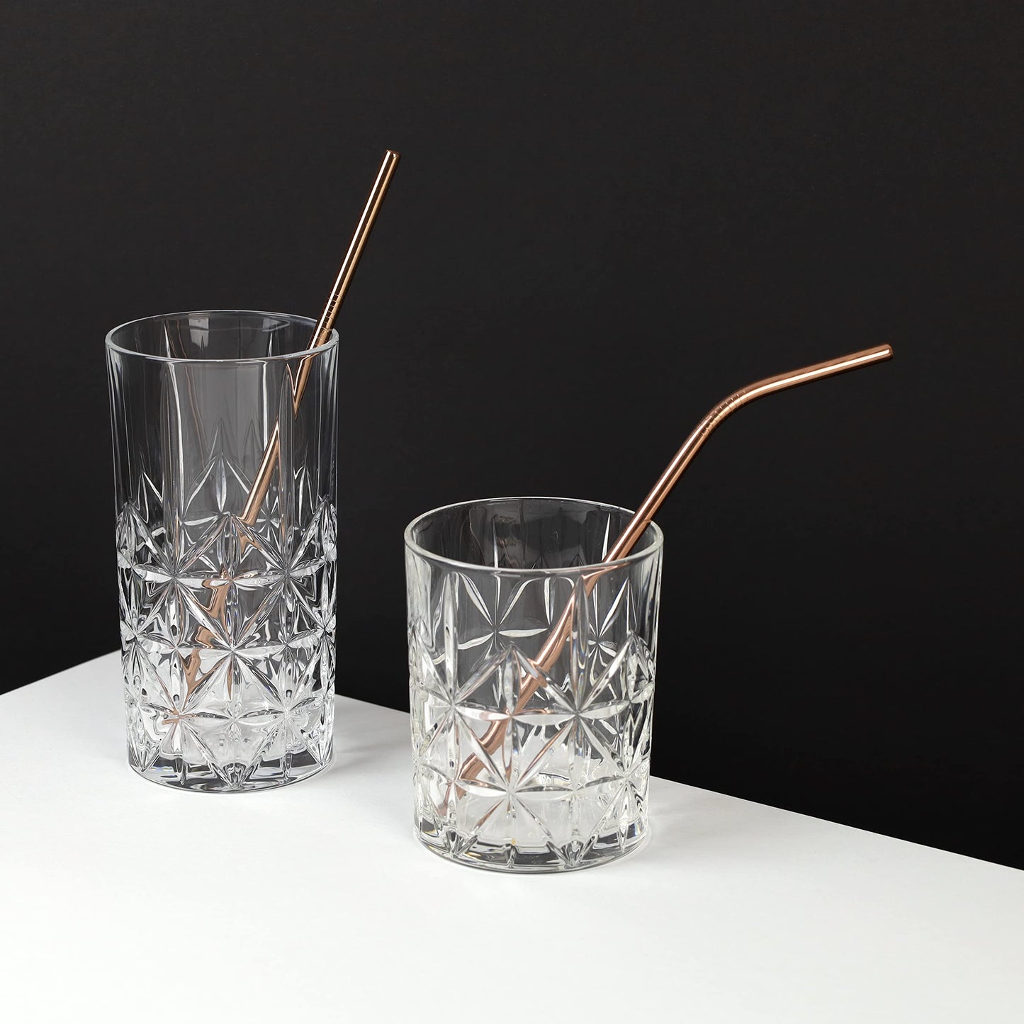 Two crystal glasses with rosègold stainless steel straws from The Bottle Opener Company. Eco-friendly and reusable.