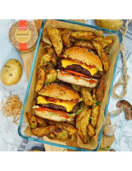 Juicy cheeseburgers and crispy potato wedges, seasoned with Hartkorn spice, served in a tray