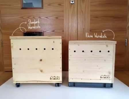 Side-by-side comparison of standard and small worm composting boxes made of wood, labeled in German