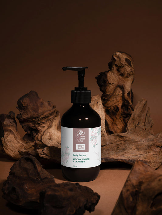 Gut zu Ihnen, gut zum Planeten: Seidenhaut-Körperserum, holziger Bernstein und Leder, 270 ml