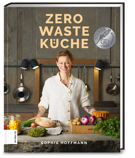 Cover of “Zero Waste Küche” by Sophia Hoffmann, featuring the author in a kitchen with fresh vegetables and pantry items.